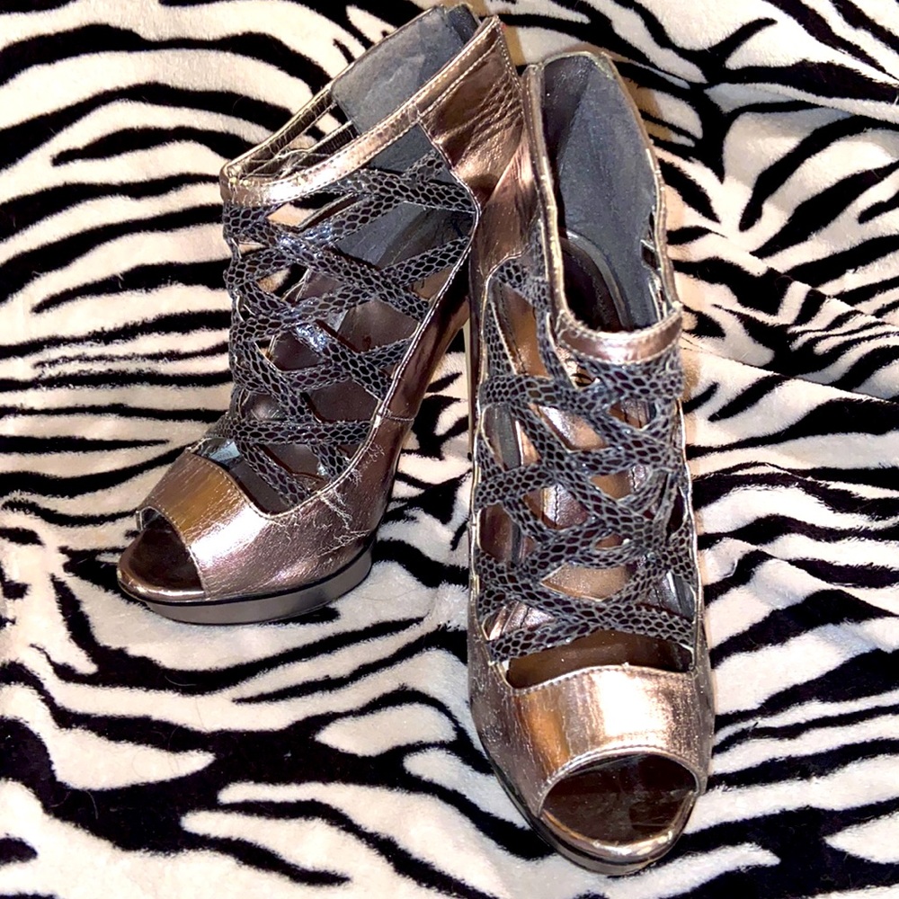 Sexy gunmetal zipper heel metallic gently worn sz7